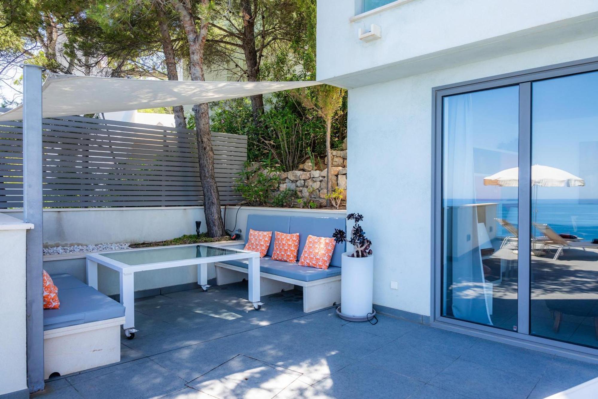 Ema Villa *